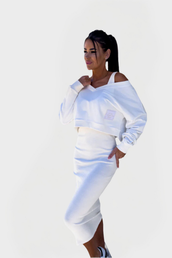 Conjunto de verano con sudadera y vestido para mayor comodidad y estilo.