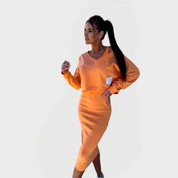Conjunto de verano con sudadera y vestido para mayor comodidad y estilo.