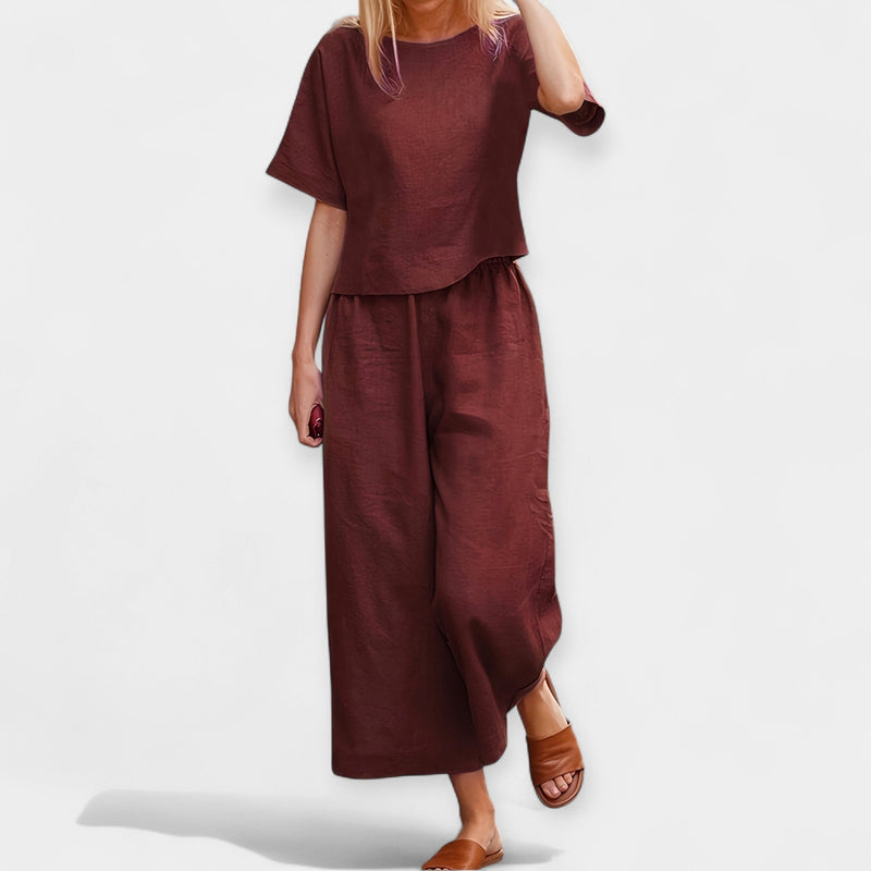 Completo pantaloni ariosi con top a maniche corte