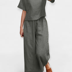 Completo pantaloni ariosi con top a maniche corte