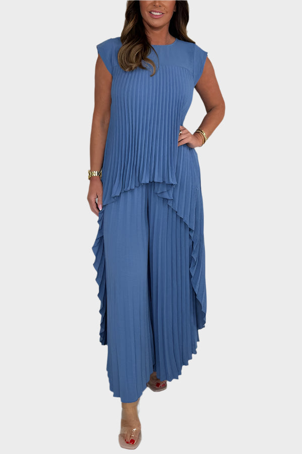 Completo top plissettato con maniche corte e lunghezza midi irregolare, pantaloni a gamba larga con elastico in vita