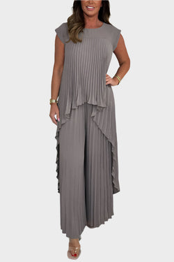 Completo top plissettato con maniche corte e lunghezza midi irregolare, pantaloni a gamba larga con elastico in vita