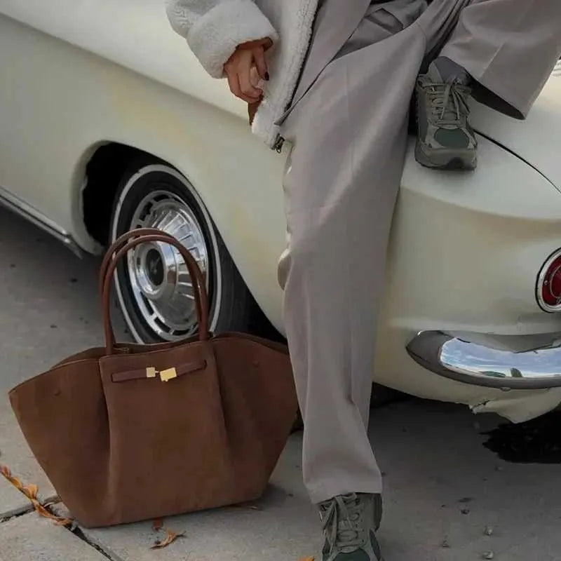 Riley™ - Borsa ascellare in micropelle scamosciata