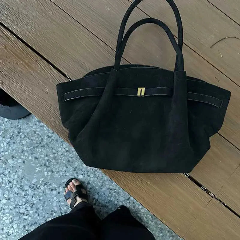 Riley™ - Borsa ascellare in micropelle scamosciata