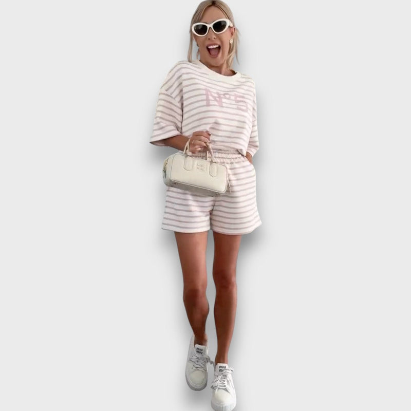 Completo camicetta e pantaloncini a righe con stampa