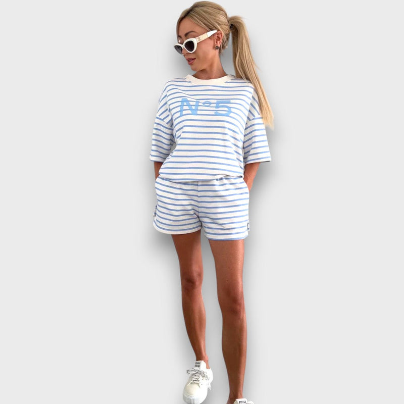 Completo camicetta e pantaloncini a righe con stampa