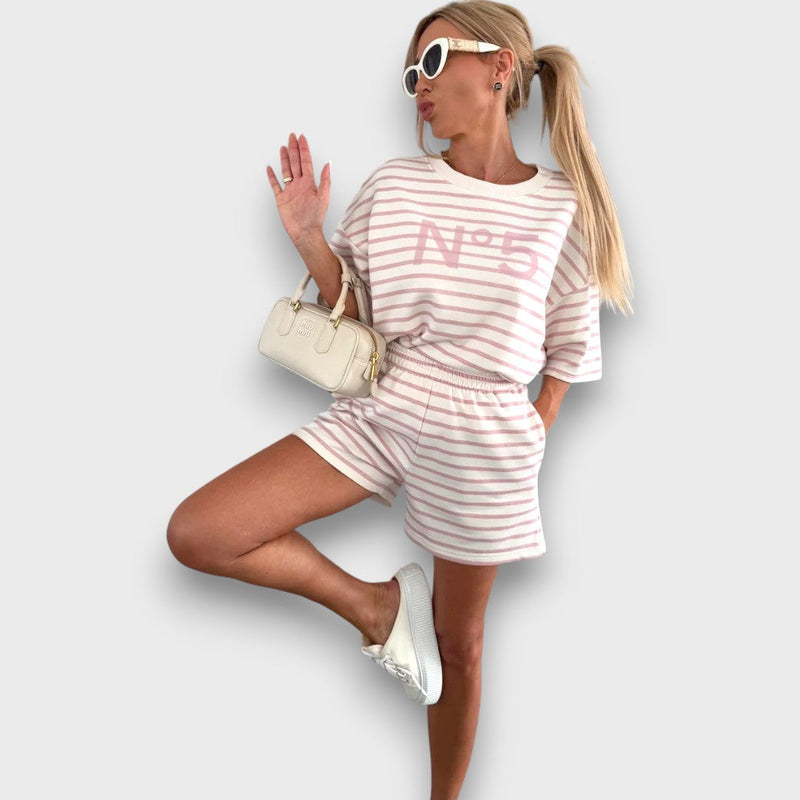 Completo camicetta e pantaloncini a righe con stampa