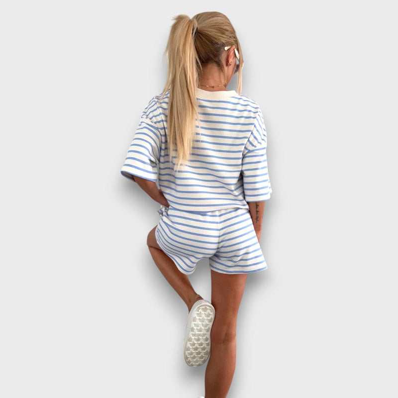 Completo camicetta e pantaloncini a righe con stampa