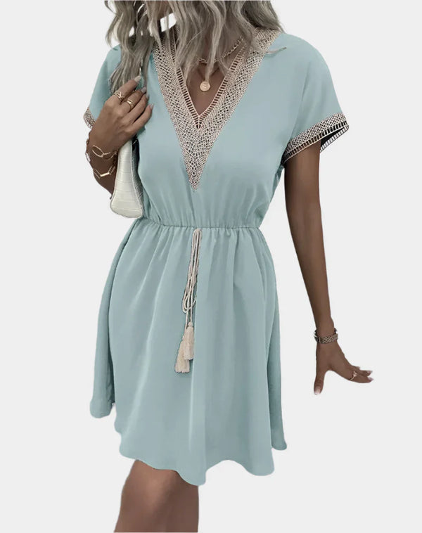 Abito boho romantico con cintura e scollo a V