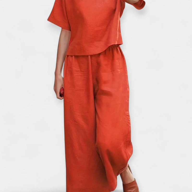 Completo pantaloni ariosi con top a maniche corte