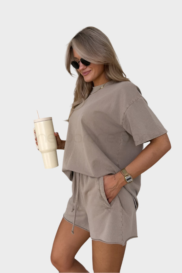 Completo casual con maglietta e pantaloni jogger
