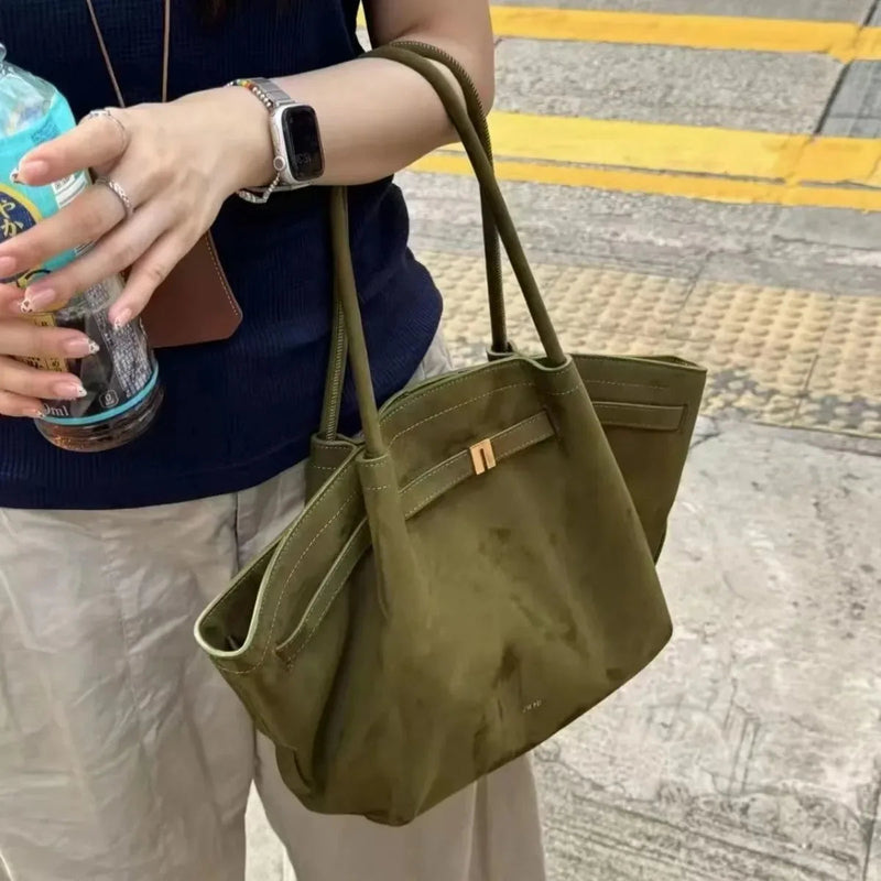 Riley™ - Borsa ascellare in micropelle scamosciata