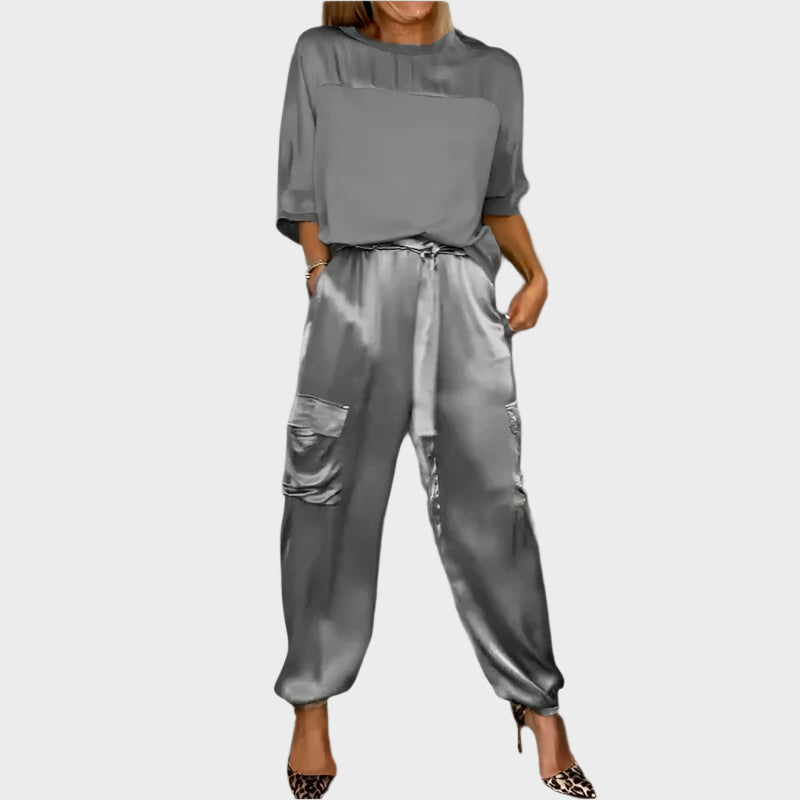 Completo in raso con camicetta comoda e pantaloni cargo