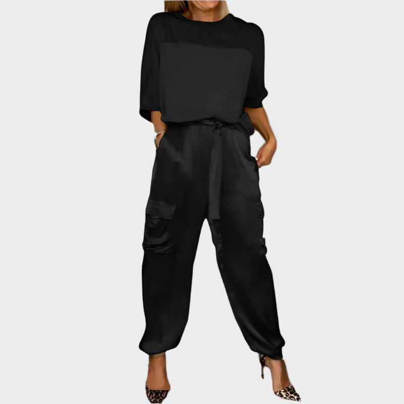Completo in raso con camicetta comoda e pantaloni cargo