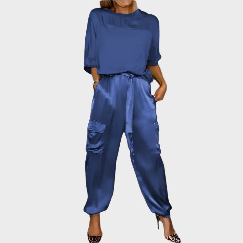 Completo in raso con camicetta comoda e pantaloni cargo