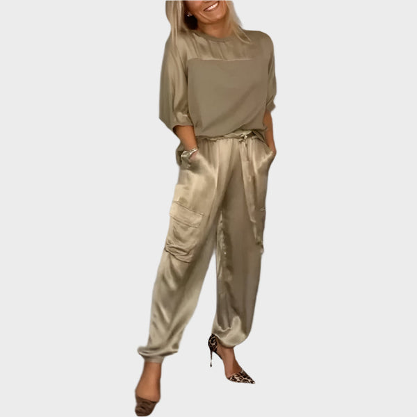 Completo in raso con camicetta comoda e pantaloni cargo